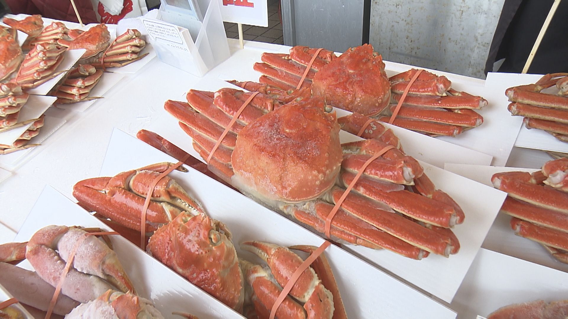 かにやいくらなど年末年始の食材を　長岡市寺泊　買い物客でにぎわう【新潟】