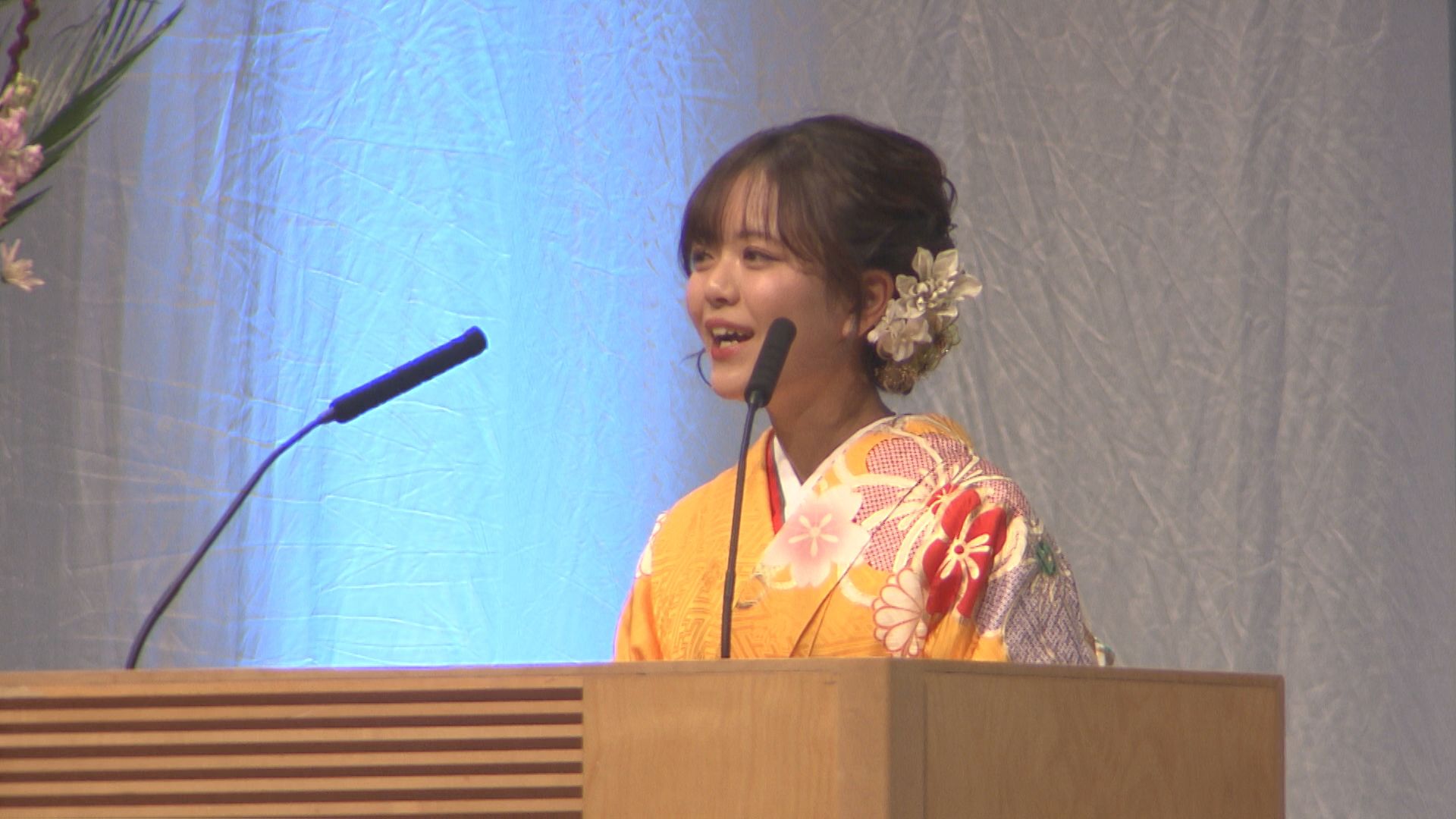 振袖やスーツ･袴に身をつつみ笑顔の再会「感謝を忘れない謙虚な大人に」二十歳の集いで語る【新潟】